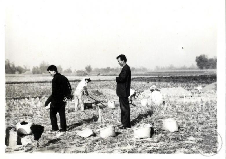 1964年　高去尋、張光直參訪宋文薰發掘營埔遺址