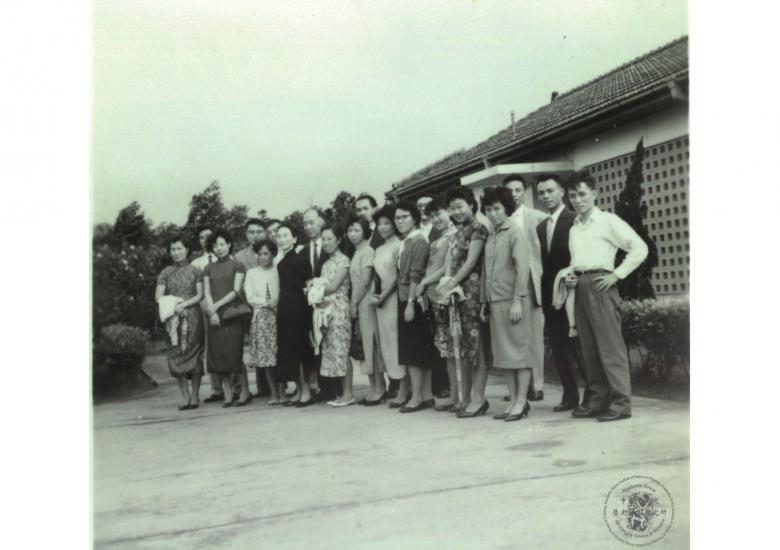 1959年冬　李濟與同仁、眷屬在胡適院長宿舍前合影
