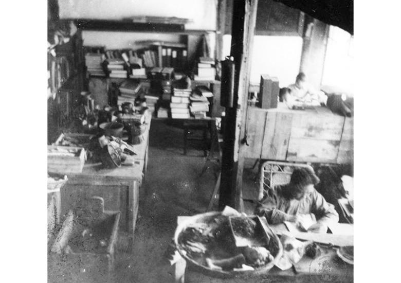 1939年　昆明龍泉鎮龍頭村三組（考古學組）銅器研究室 