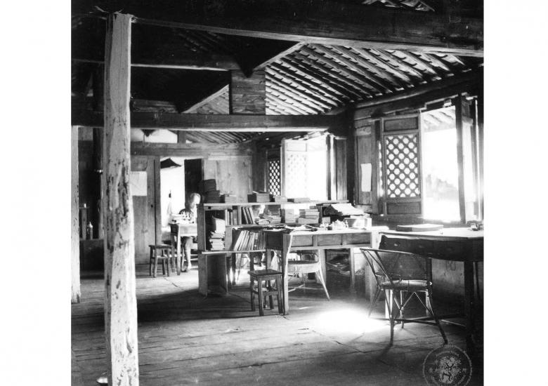 1939年　昆明龍泉鎮龍頭村二組（語言學）辦公室內部 