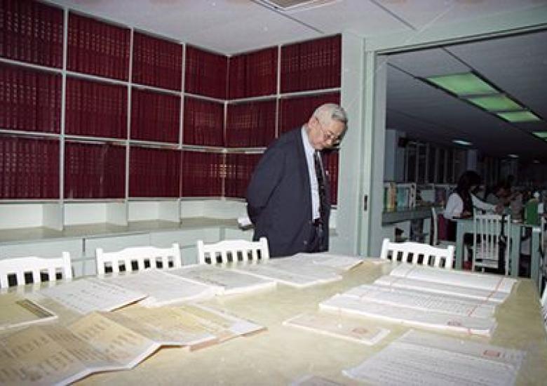 2001年11月　學術評鑑委員余英時院士參觀明清檔案工作室