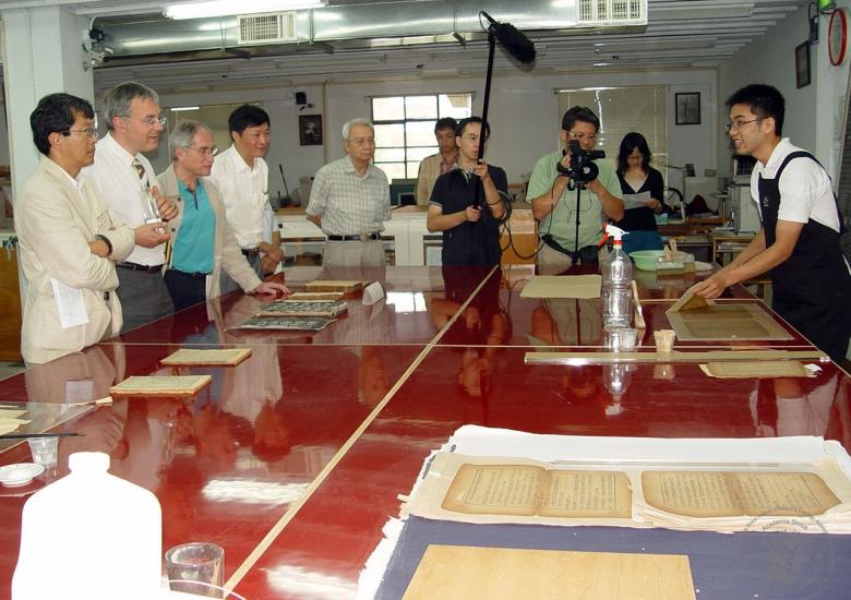 2008年7月　本所學術評鑒委員參觀古籍修裱
