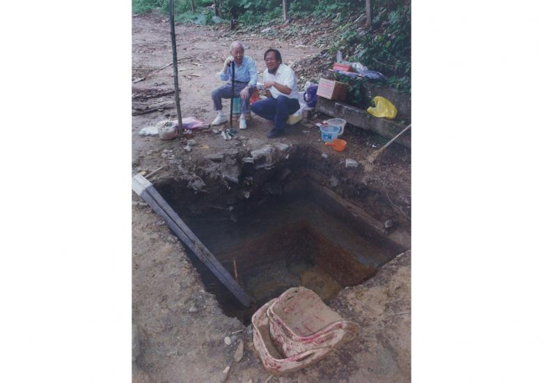 1997年9月　石璋如與劉益昌於蔡元培館北山腳下發掘現場