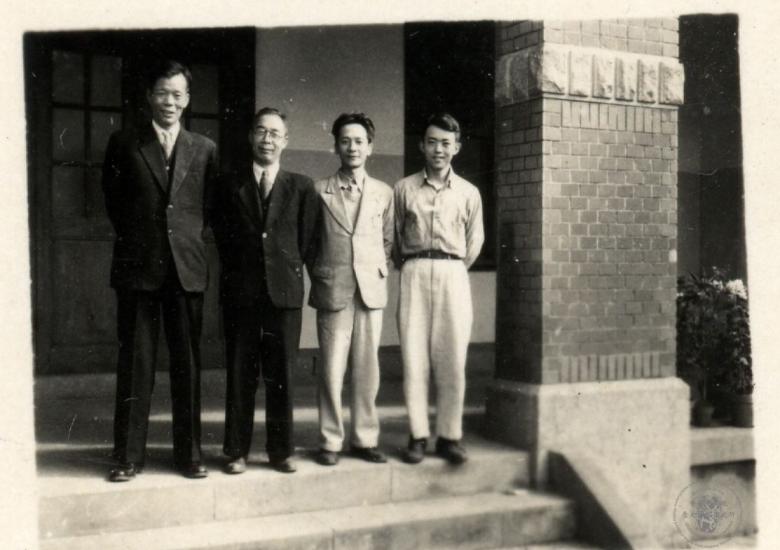 1963年4月　高去尋等人攝於臺大文學院中庭