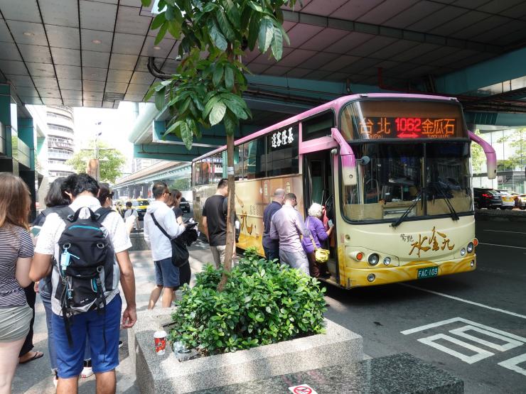 位於捷運忠孝復興站旁的基隆客運1062 公車起站 | 開放博物館