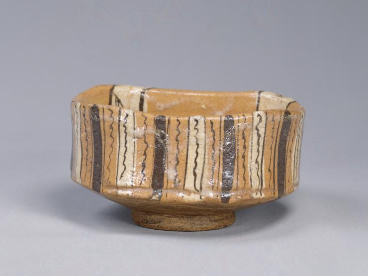 赤織部遝形茶碗| 開放博物館