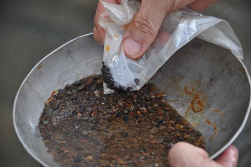 吸磁鐵礦時碗中要有水，避免沉積物沾黏
