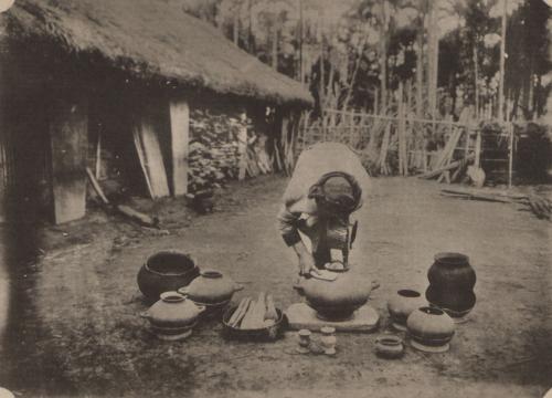 阿美族婦女製作陶器