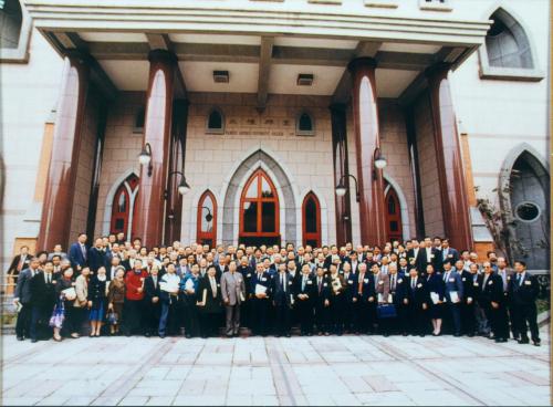 北部大會第52屆通常會議全體議員合影於真理大學大禮拜堂前
