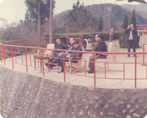 1976年臺灣省政府主席謝東閔陪同行政院長蔣經國於萬壽亭觀賞萬大水庫風光