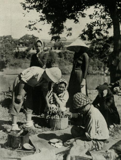 1940年代河內民眾與日本士兵