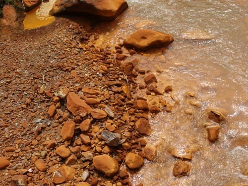 氧化鐵沉澱物包覆的溪石