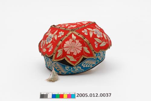 紅地花卉紋刺繡碗帽