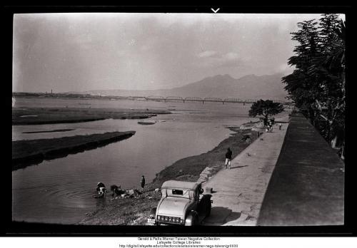 Driving along the Danshui