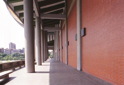 館體建築邊長100公尺，迴廊有著清水磚外包赭紅色鋼磚外牆、斬石子梁柱、樸質的座椅、美人靠式扶手