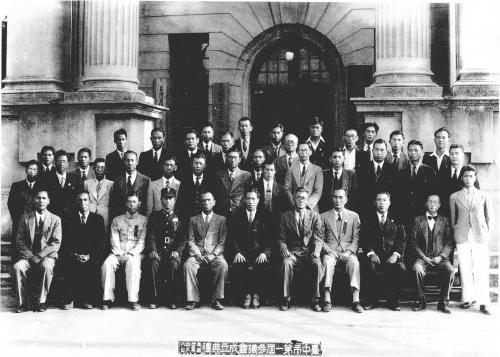 臺中市參議會成立典禮的團體紀念照