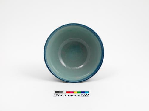 淡藍釉印花蓮瓣紋淡青碗