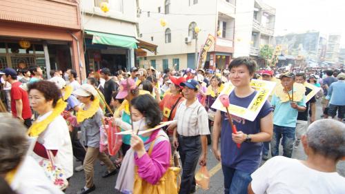 東港迎王平安祭典_夯枷民眾