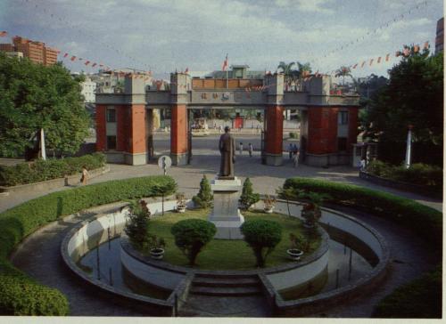 1977年改立蔣中正銅像於中央，周圍設有噴泉。
