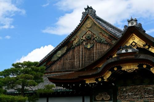 京都二条城二之丸御殿上的黃菊花裝飾