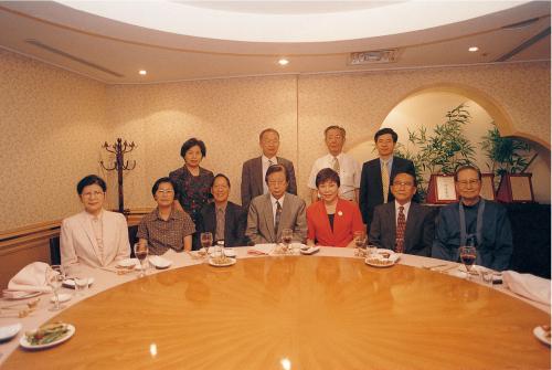莊本立 與1999年度退休人員餐會合照