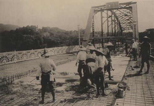 鐵橋路床工事 : 台北廳下明治橋路床施工中的景象