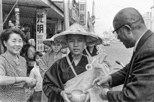 慈明寺傳授大戒，數百名出家人沿臺中市區托缽行化