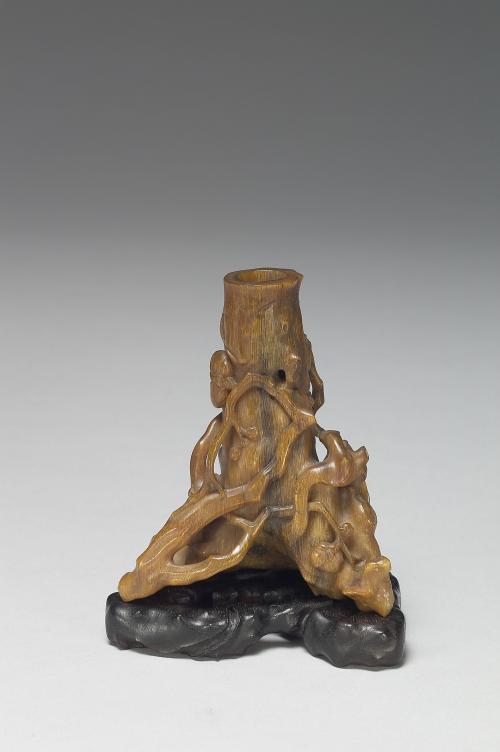 清 十八世紀 雕犀角梅樹香插