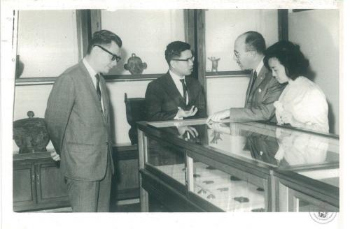1966年4月　西班牙東方學院院長參觀考古文物