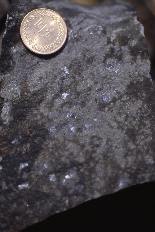 細小的硫砷銅礦結晶