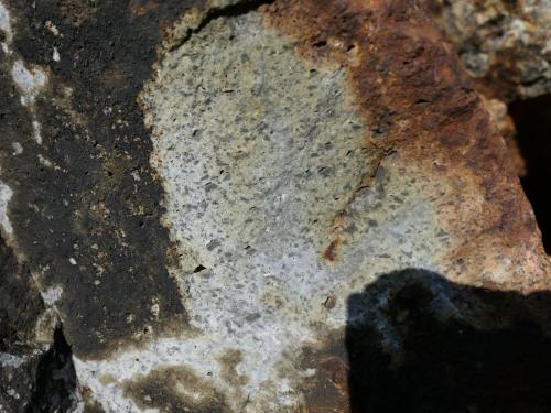 被早期熱液溶蝕的矽化安山岩斑晶礦物
空洞, 又被後期熱液物質充填