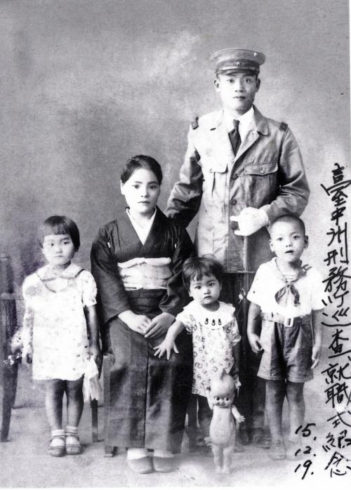 臺中州刑務所巡查就職紀念的家族照