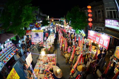 大甲媽祖遶境進香_繡旗隊行經西螺市區