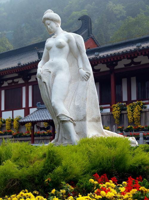 現代人在華清池旁建造的楊貴妃入浴雕像