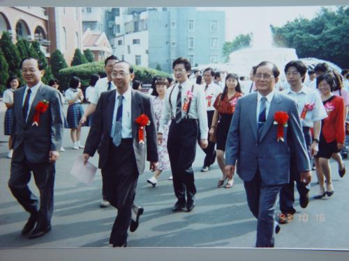 1993年9月15日蘇進安創辦人與林邦充校長迎接首屆入學生