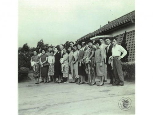 1959年冬　李濟與同仁、眷屬在胡適院長宿舍前合影