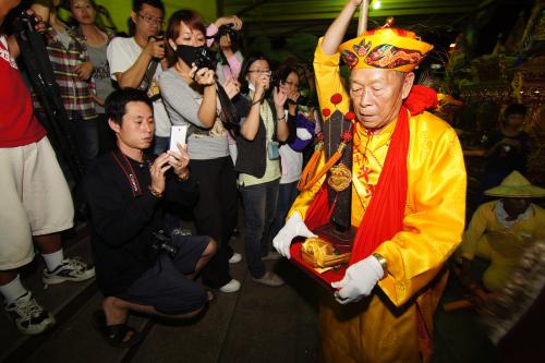 小琉球三隆宮迎王平安祭典_恭迎大千歲