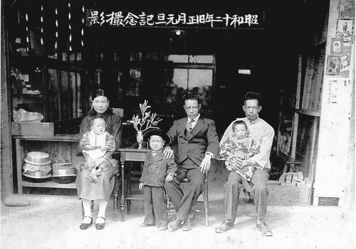 張竹貞的祖父母與叔公帶兒女紀念合照