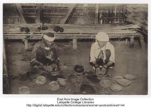 製作陶器的阿美族婦女