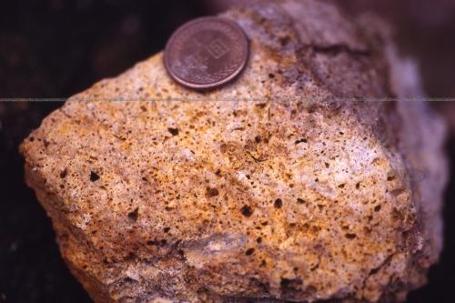 鐵鎂礦物被溶蝕後的安山岩