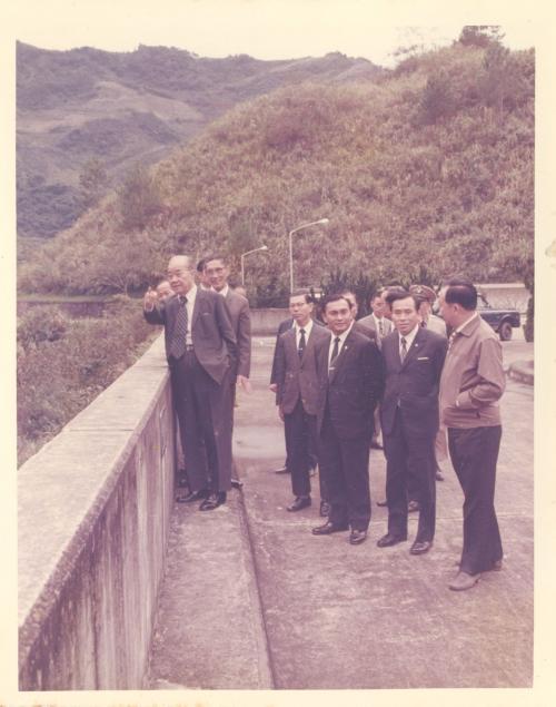 1973年臺灣省政府主席謝東閔參觀萬大水庫及發電廠