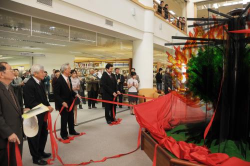 2009年1月15日蘭大衛紀念圖資大樓「焚而不燬」荊棘樹雕揭幕 