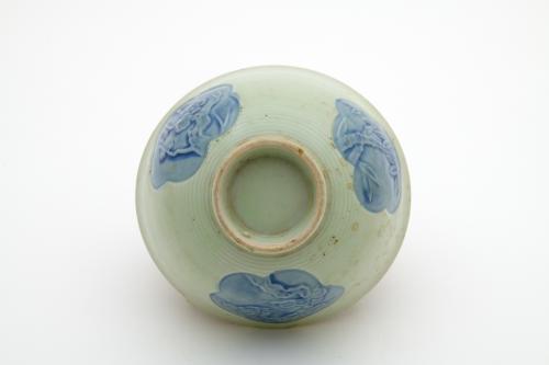 松竹梅花紋藍彩淡綠釉碗