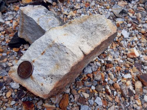 輕微黏土化砂岩