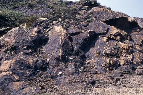 岩層表面附著氧化鐵厚層，這是由黃鐵礦風化造成