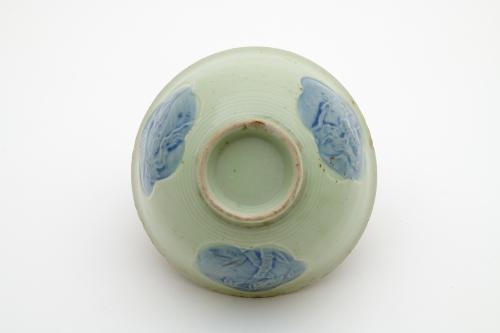松竹梅花紋藍彩淡綠釉碗