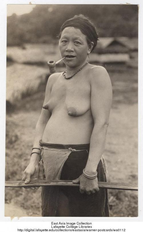 吸煙斗的鄒族婦女