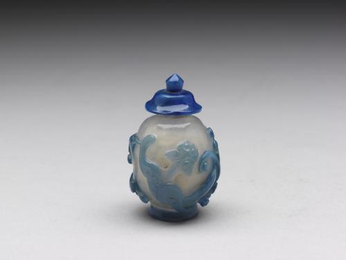 清 十八/十九世紀 白套藍玻璃蟠螭鼻煙壺
