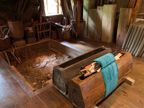 武塔部落老師傳統家屋內的織布地機