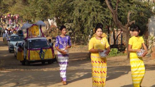 準沙彌遶境中的女子領隊與裝載佛祖的前導車